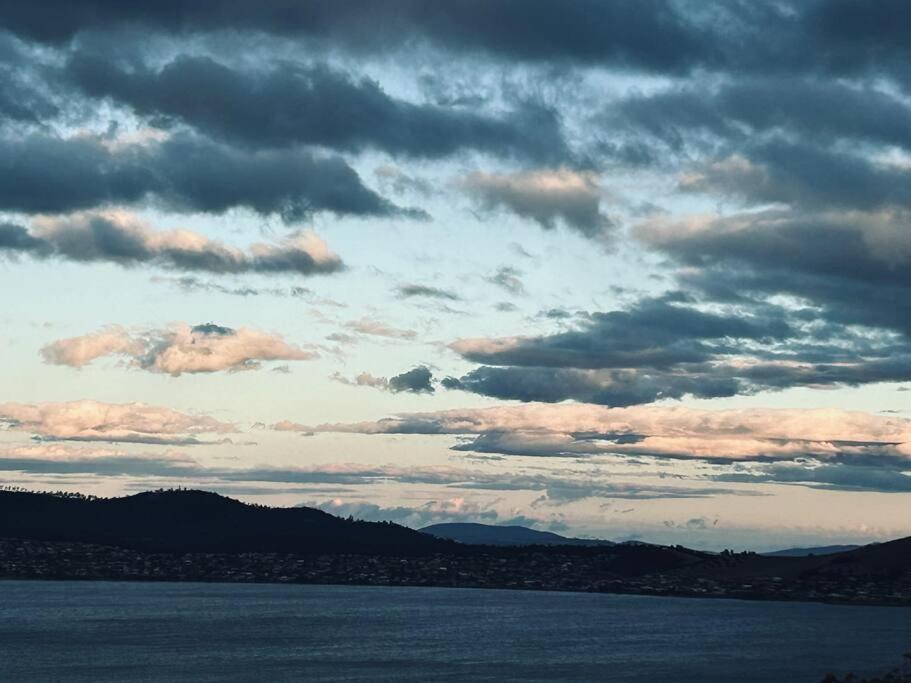 Вілла The Tassie - Luxury With Panoramic Water Views Гобарт Екстер'єр фото
